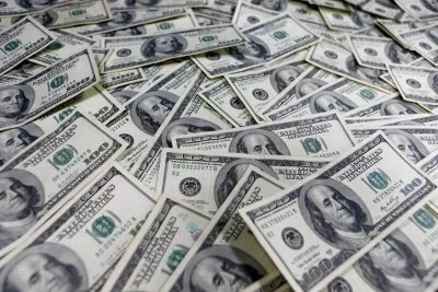 Скільки коштуватиме 100 доларів у перші дні квітня: прогноз банкіра