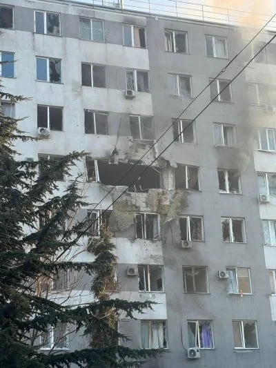 Російський безпілотник влучив у багатоповерхівку в Одесі: є загиблий та поранені